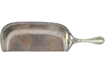 Apanha migalhas em prata com relevos no cabo e friso perlado.